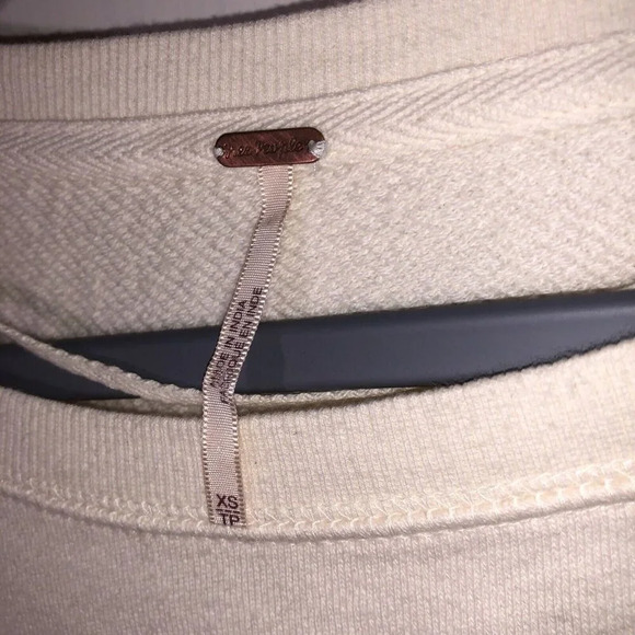 Free People Women's Size  XS  Ivory Long Sleeve  Oversize Top Blouse Crochet - Picture 5 of 6